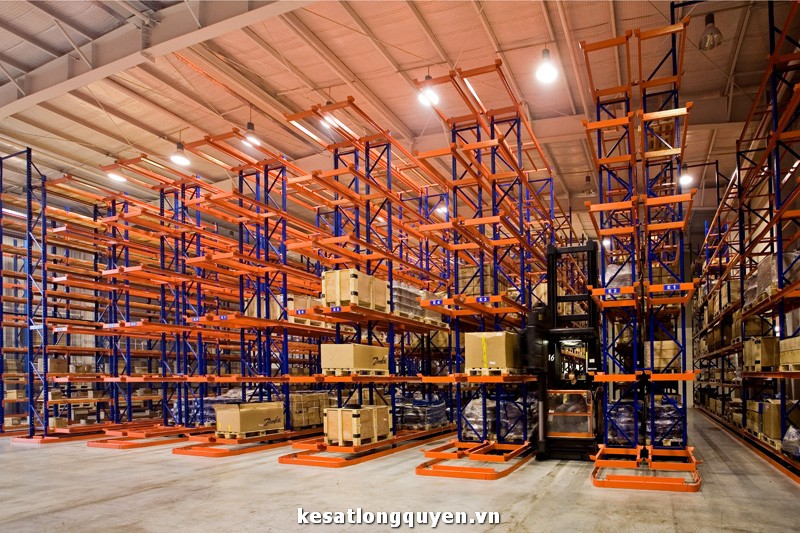 Kệ Pallet Lối Đi Hẹp - Cách Chúng Hoạt Động Và Tại Sao Bạn Cần Chúng