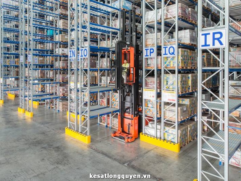 Kệ Pallet Lối Đi Hẹp - Cách Chúng Hoạt Động Và Tại Sao Bạn Cần Chúng